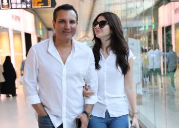 Rafet El Roman sevgilisiyle el ele alışverişte