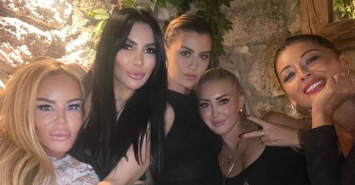 Aslı Aydın arkadaşlarıyla Alaçatı’nın keyfini çıkarıyor