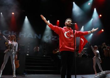 Gökhan Özen’den sahnede erken Cumhuriyet kutlaması