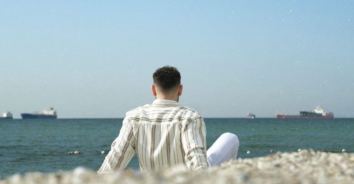 ‘İşgalin Var’ EP’si ile İsa Özkocaman duygusal bir işgalin hikayesini anlatıyor