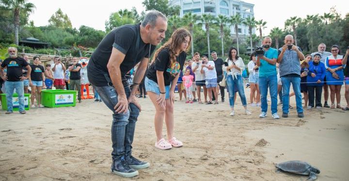 Haluk Levent’in katılımıyla üç deniz kaplumbağası Meritta ile yeniden denizle buluştu
