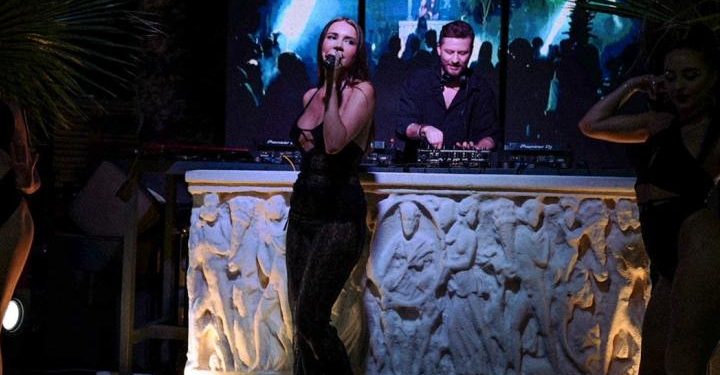 Otilia, Türk sevgilisi Bekir Ali Karakaş ile evlendiğini duyurdu