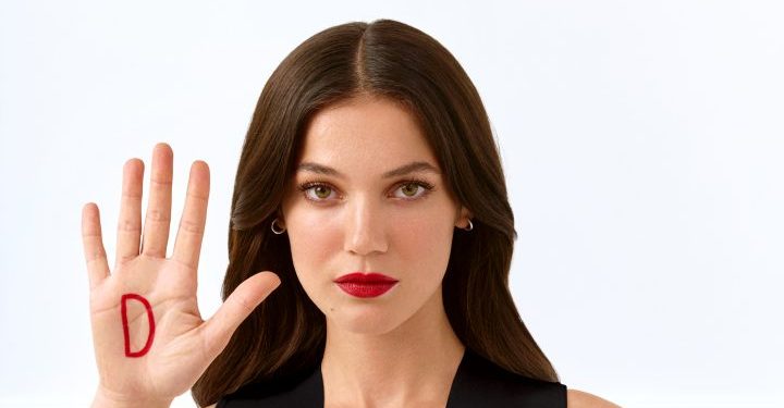 Pınar Deniz sokak tacizine karşı durmak için kamera karşısına geçti