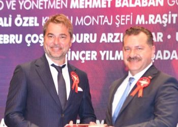 ‘Sağol Atam’ filminin galasında izdiham