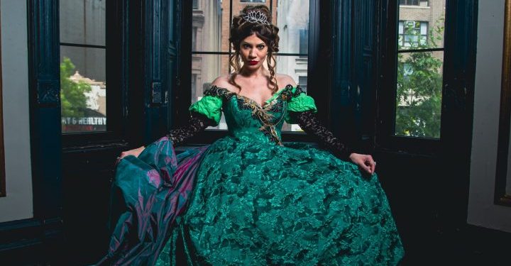 Ayça Varlier, Broadway müzikalinde başrol oynayan ilk Türk kadın oldu