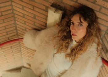 Ceren Gündoğdu müzik piyasasını ‘Rehin’ aldı