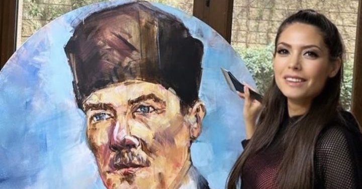 Ceyda Erinç’in, ‘Cumhuriyetin Işığında 100. Yıl’ isimli Atatürk portresi resepsiyonun göz bebeği oldu