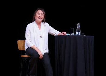 Demet Akbağ yine tekrarı olmayan bir gösteriye imza attı