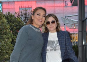 Demet Akalın’dan Ayla Çelik’e doğum günü sürprizi