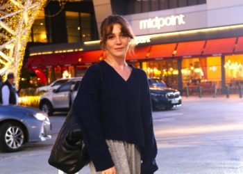 Deniz Işın set ile tiyatro sahnesi arasında mekik dokuyor