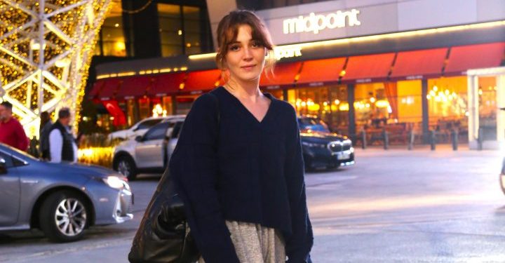 Deniz Işın set ile tiyatro sahnesi arasında mekik dokuyor