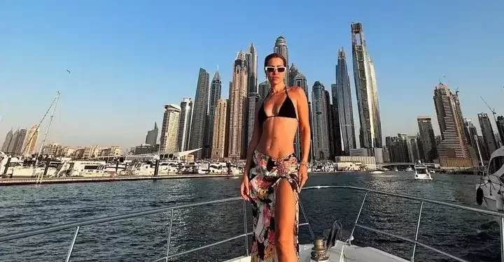 Derya Uluğ, deniz ve güneşin tadını çıkarıyor