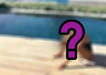 Kasım ayında mayosuyla güneş banyosu yaptı