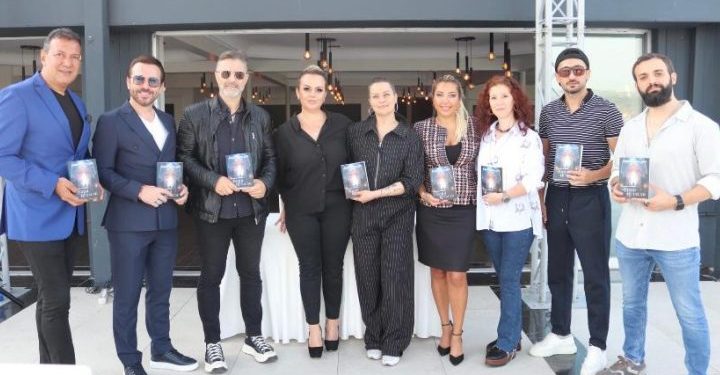 Sabiha Sefer Ünal’ı imza gününde ünlü oyuncular yalnız bırakmadı