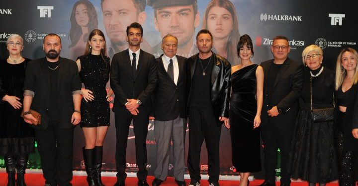 ‘Güneşi Beklerken Simitçi’ filminin galasında gözyaşları sel oldu