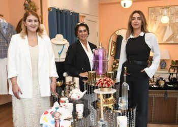 Artica CC’nin güçlü kadınları Ceylan, Cemre Eren kardeşler ve anneleri Şefika Özgen ile modadan dekorasyona çok özel bir röportaja imza attık