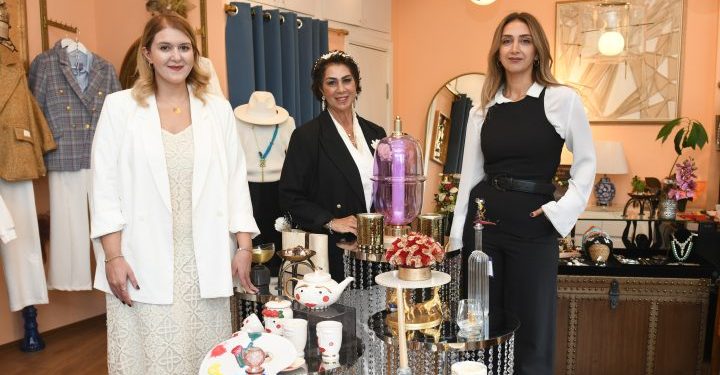 Artica CC’nin güçlü kadınları Ceylan, Cemre Eren kardeşler ve anneleri Şefika Özgen ile modadan dekorasyona çok özel bir röportaja imza attık