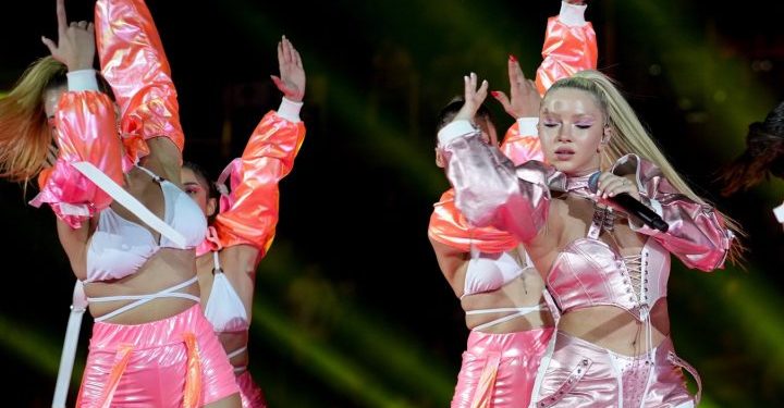 Ece Seçkin, Ülker Spor Arena’da muhteşem bir konsere imza attı