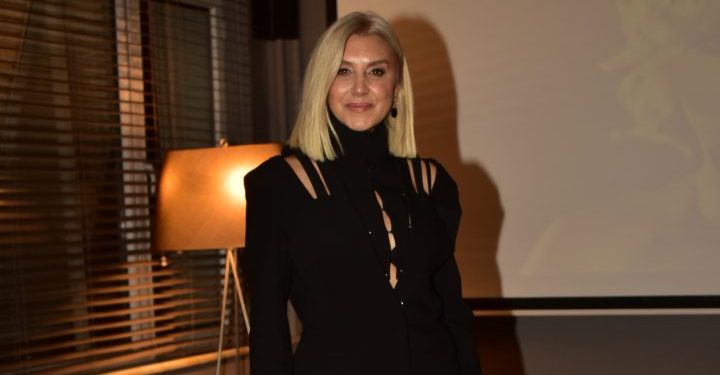 Zeynep Mansur yeni teklisini tanıttı