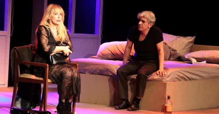 Okan Bayülgen’in bir yazarı canlandırdığı ‘Otelde’ prömiyer yaptı