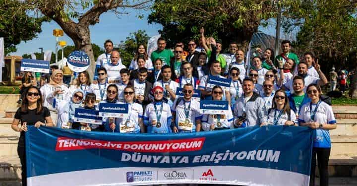 Runtalya maratonuna katılanlar, Parıltı Derneği’nden görme engelli dostlarıyla beraber koştu