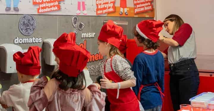 Çocuklar, hem pizza yaptı hem de pizza aşklarını resimlerine yansıttı