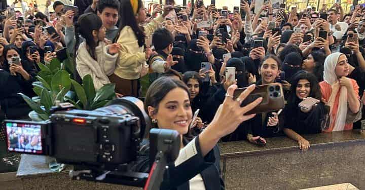 Güzel oyıuncu Simay Barlas, Suudi Arabistan’da hayranlarıyla buluştu