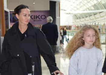 Yasemin Özilhan kızı ile alışveriş keyfinde