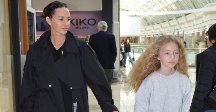 Yasemin Özilhan kızı ile alışveriş keyfinde