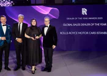 Rolls-Royce Motor Cars İstanbul Genel Müdürü Hilal Aysal, ‘Yılın Bayisi’ Ödülünü Rolls-Royce Motor Cars Dünya CEO’su Chris Brownridge’nin elinde aldı