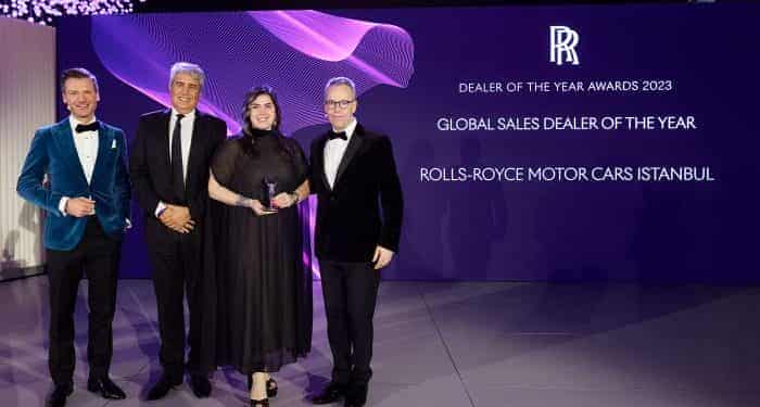 Rolls-Royce Motor Cars İstanbul Genel Müdürü Hilal Aysal, ‘Yılın Bayisi’ Ödülünü Rolls-Royce Motor Cars Dünya CEO’su Chris Brownridge’nin elinde aldı