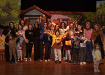 ETi Çocuk Tiyatrosu, yeni oyunu ‘Bir Bilmecem Var Çocuklar’ın ilk gösterimini ünlü isimlerle gerçekleştirdi