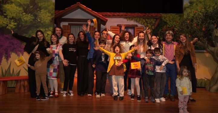 ETi Çocuk Tiyatrosu, yeni oyunu ‘Bir Bilmecem Var Çocuklar’ın ilk gösterimini ünlü isimlerle gerçekleştirdi