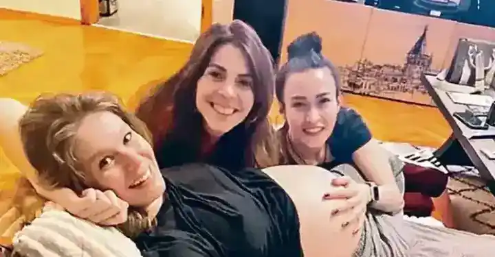 Aydan Taş ve Ecem Özkaya’dan 7 aylık hamile Burcu Biricik’e ev ziyareti