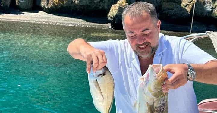 Bozcaada aşığı Ata Demirer hem dinleniyor hem de bol bol balık tutuyor