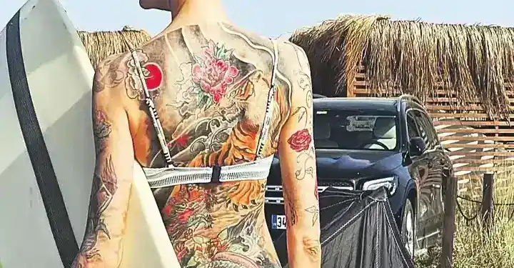 Sırtındaki tablo şeklindeki dövme ile dikkat çeken ünlü güzel kim?