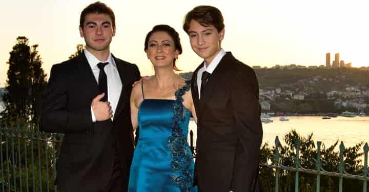 Ayşe Sapmaz, çocukları Ege ve Arda ile Anneler Günü için objektifimize poz verdi