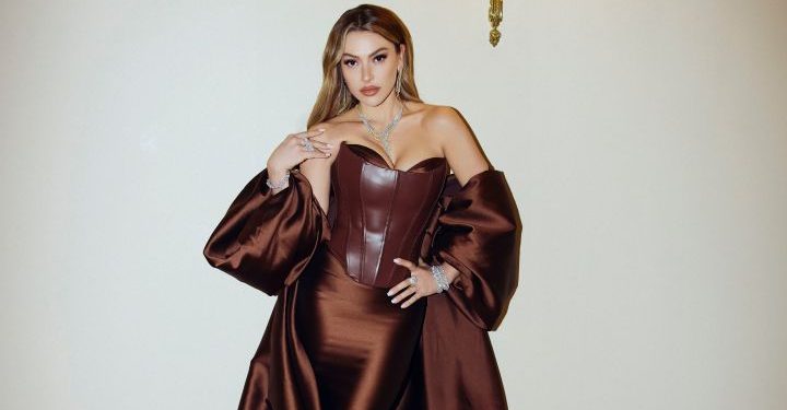 Hadise, Cannes Film festivalinde kırmızı halıda dikkatleri üzerine çekti