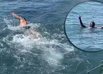 İbrahim Kutluay sıcaktan bunalıp kendini Boğaz’ın serin sularına bıraktı