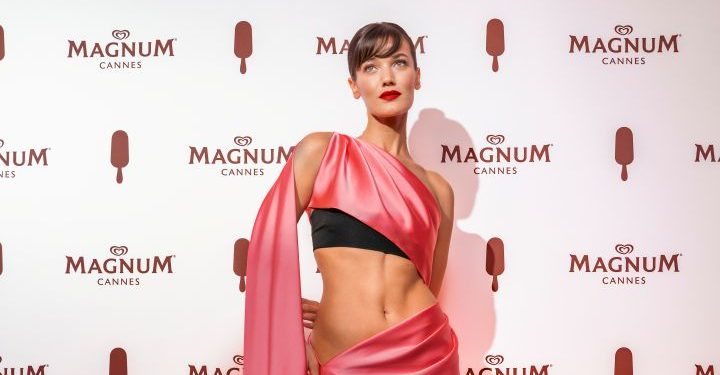 Pınar Deniz, Magnum Cannes Partisi’nde tüm dikkatleri üzerine çekti