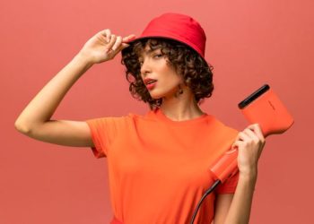 Tefal Pure Pop Buharlı Düzleştirici ile her an her yerde tarzın yerinde