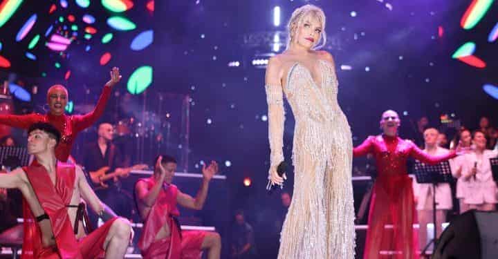 Ajda Pekkan ve arkadaşlarından muhteşem stadyum konseri