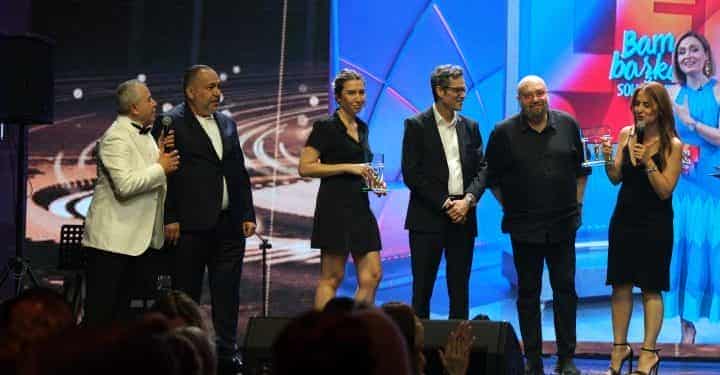 15. Quality Ödülleri’nde ‘En Quality Aktüalite Programı Ödülü’ Ceyda Düvendi ile Bambaşka Sohbetler’in oldu