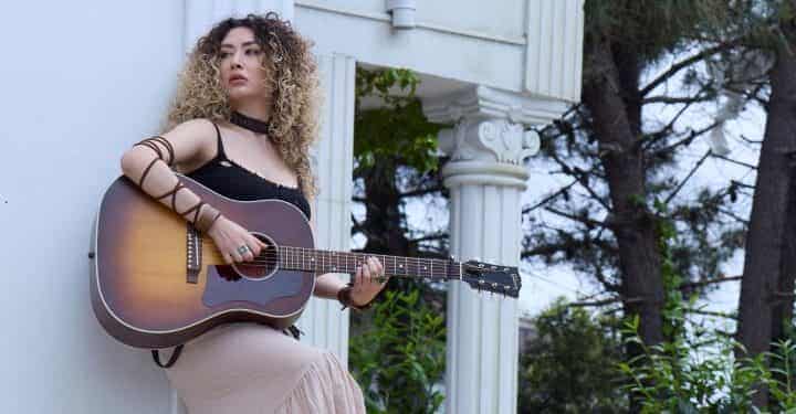 Sena Şener’den sevilen şarkısı ‘Teni Tenime’ye akustik versiyon