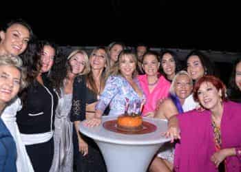 Ahu Karaduman, yeni yaşını dostlarıyla birlikte boğazda kutladı