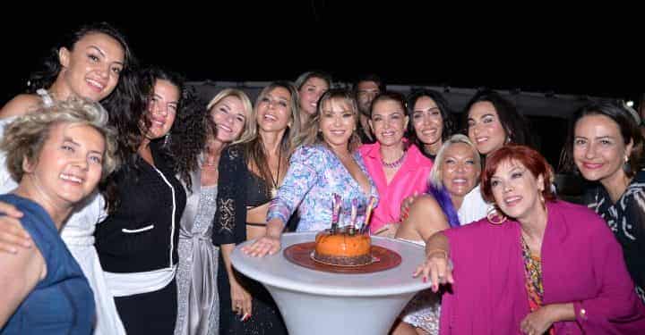 Ahu Karaduman, yeni yaşını dostlarıyla birlikte boğazda kutladı