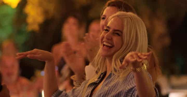 Büşra Pekin yeni yaşını dostlarıyla neşe içinde kutladı