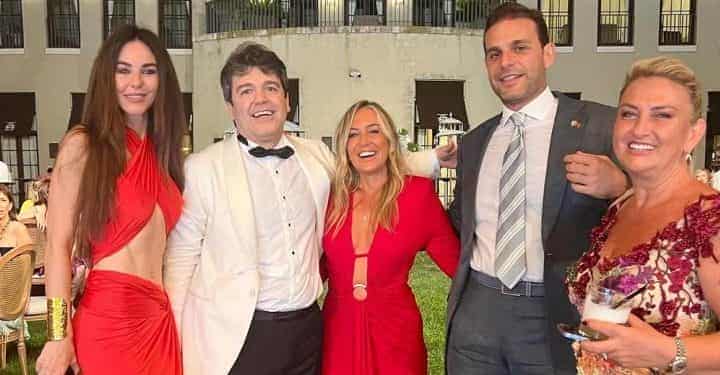 Defne Samyeli dekolteli elbisesiyle yine nefes kesti