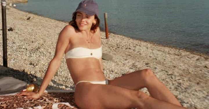 Hafsanur Sancaktutan’dan bikinili kumsal pozu