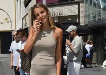 Sosyetik güzel Aslışah Alkoçlar alışveriş turunda